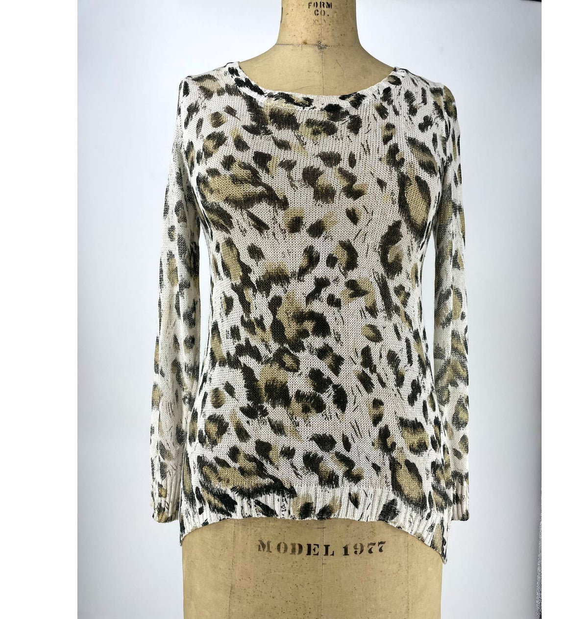 Alberto Makali New York Leopard Metallic Hi Low Sweater Small Graphic Tee – Feel-Good Design · Top Pick For Any Outfit