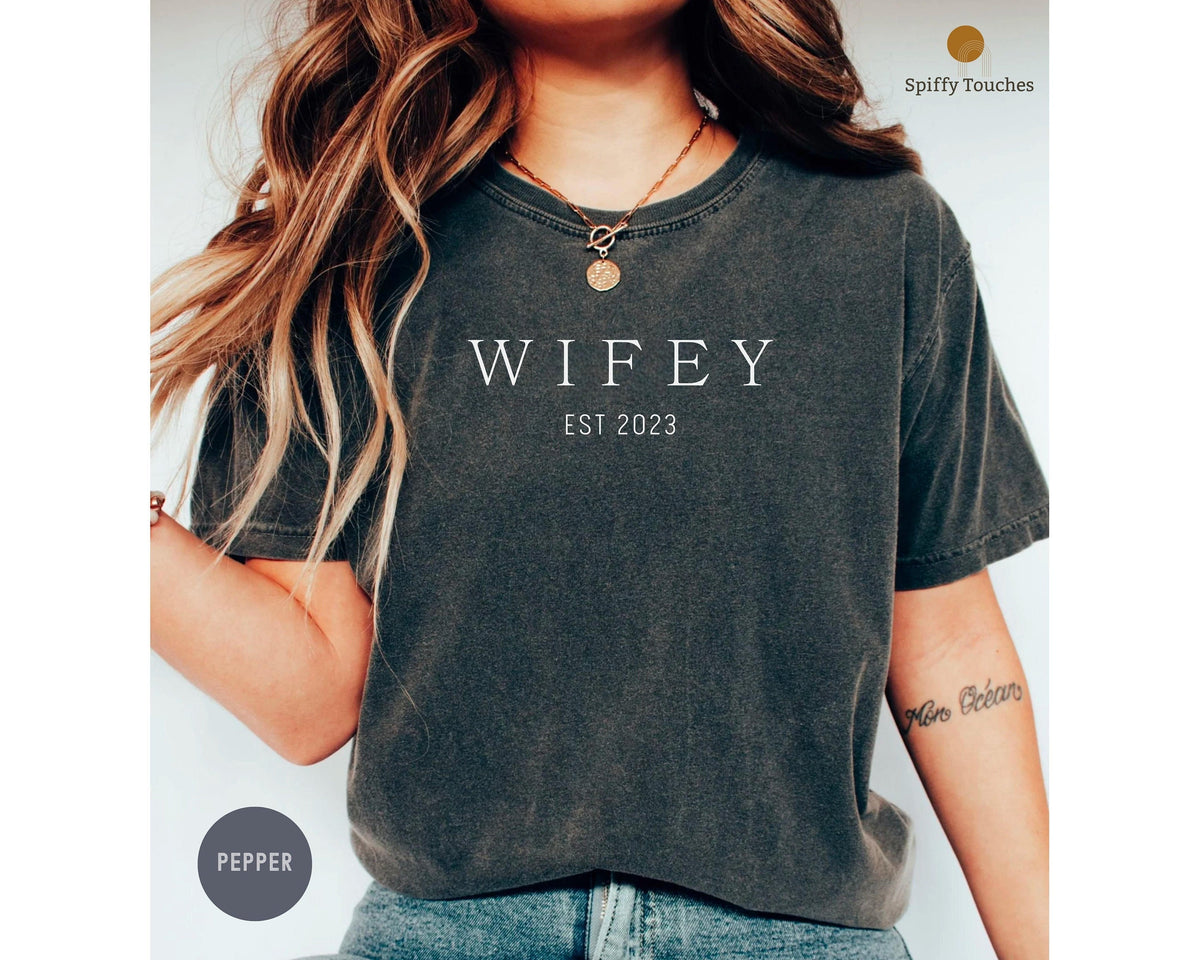 Wifey est 2022 2023 Hubby est 2022 2023 Bridal Shower Gift Engagement Gift Gift for Bride Gift for her Wedding Gift Graphic Tee – Cozy Vibes · Trending Graphic Apparel
